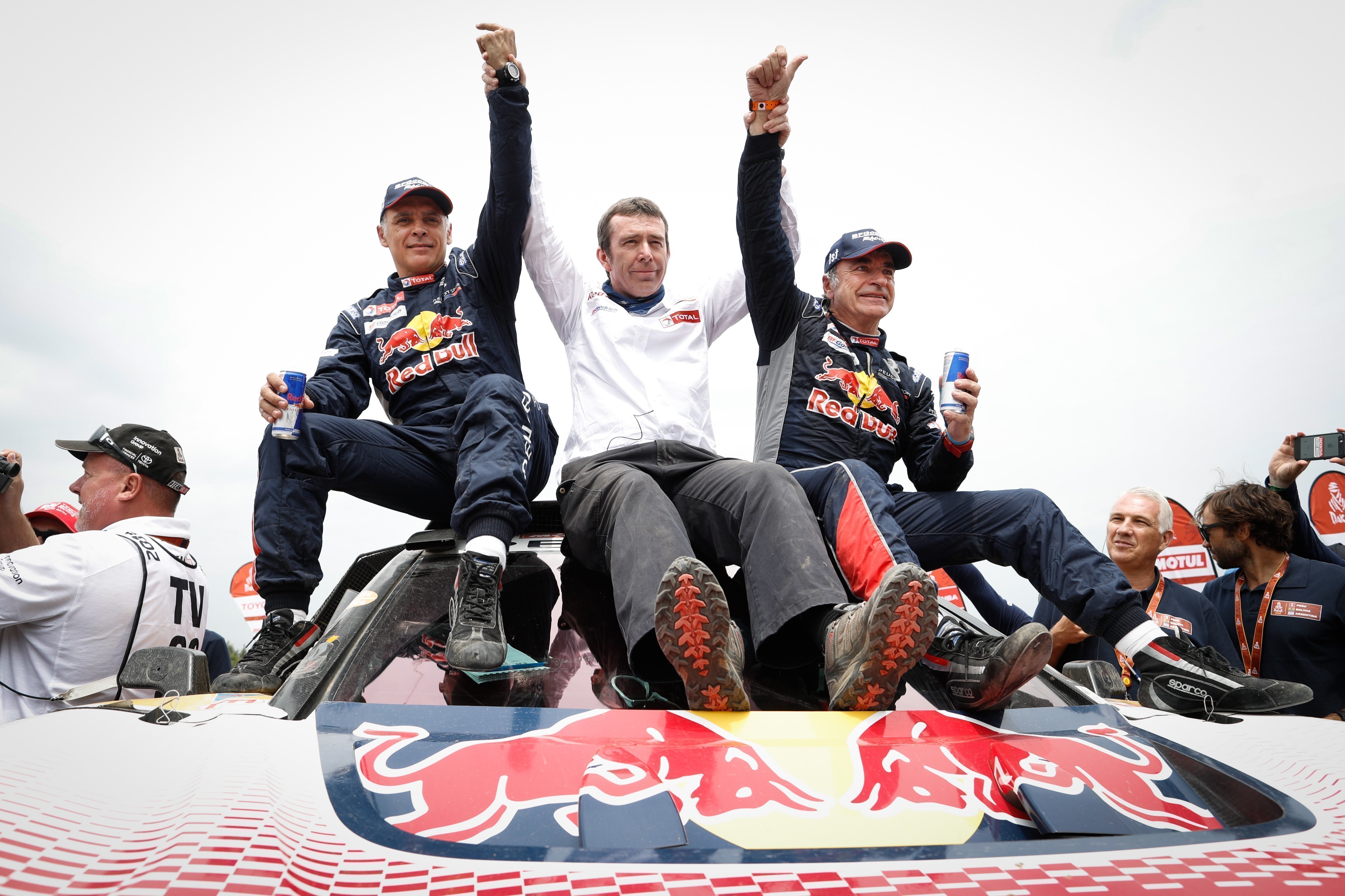 В зачёте внедорожников победу отпраздновал Карлос Сайнс из Peugeot Sport