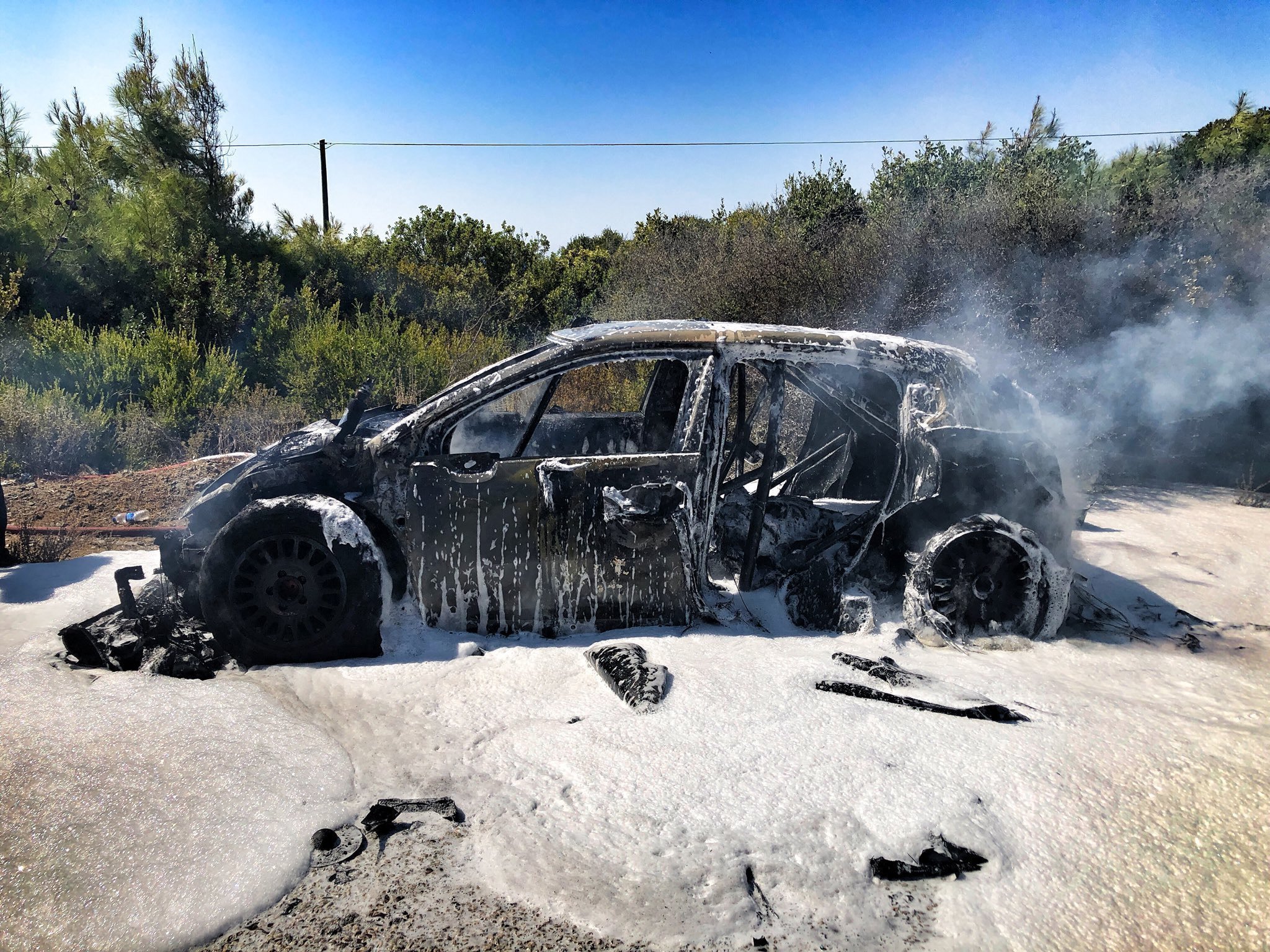 Крейг Брин завершил гонку эффектным пожаром, уничтожившим его C3 WRC после финиша СУ11