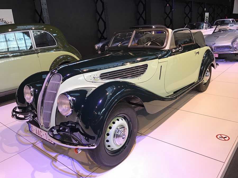 Экспонат автомобиля на выставке BMW