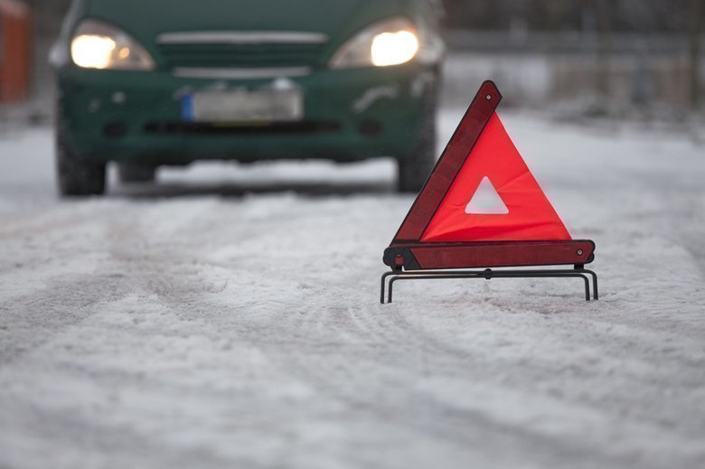 Знак аварии на зимней дороге