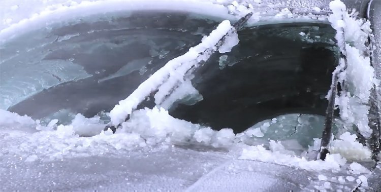 Дворники автомобиля в мороз