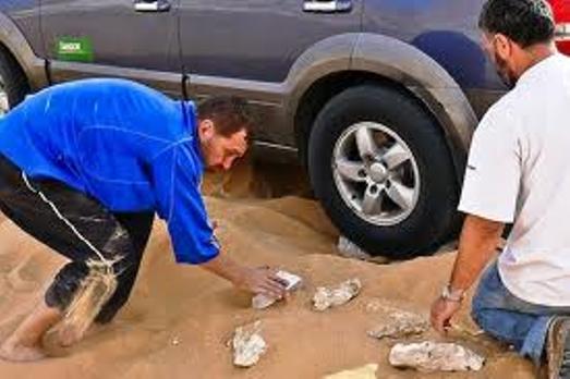 Подкладываем камни под застрявший автомобиль