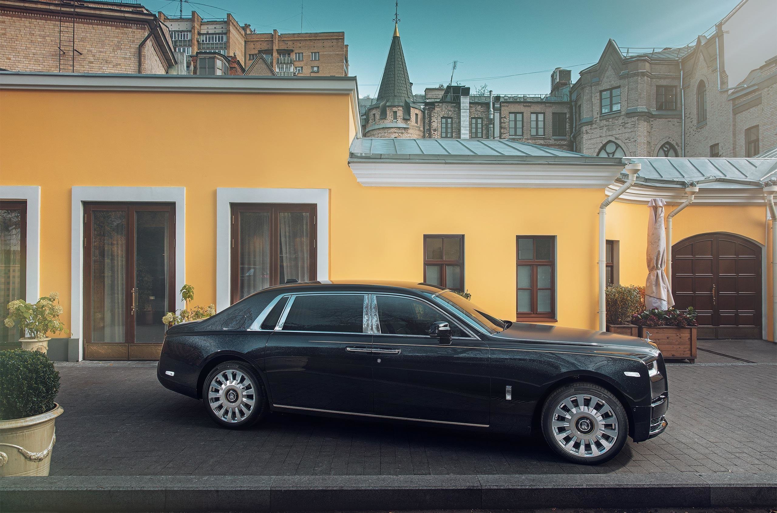 60 стоит. Rolls-Royce Phantom Tranquillity. Rolls- Royce Phantom Tranquillity салон. Роллс Ройс Пригожина. Роллс Ройс катафалк.