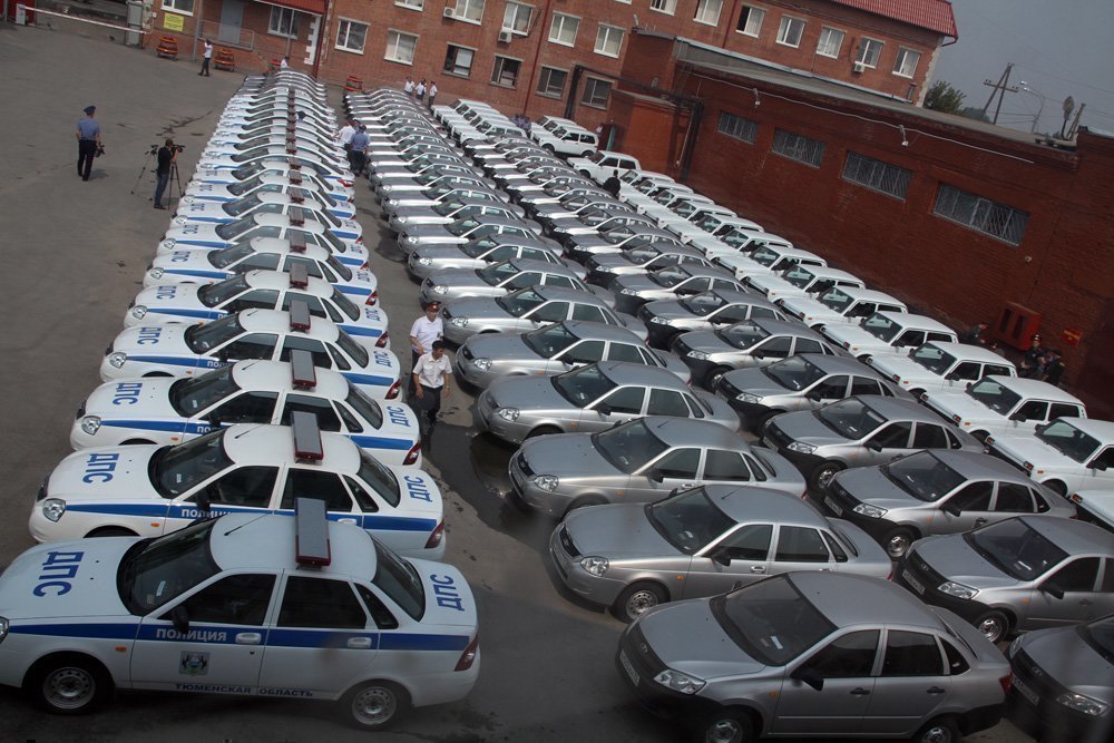 Автомобили тюмень фото. Полиция РФ автопарк. Стоянка полицейских машин. Автопарк полицейских машин. Автопарк полиции России.