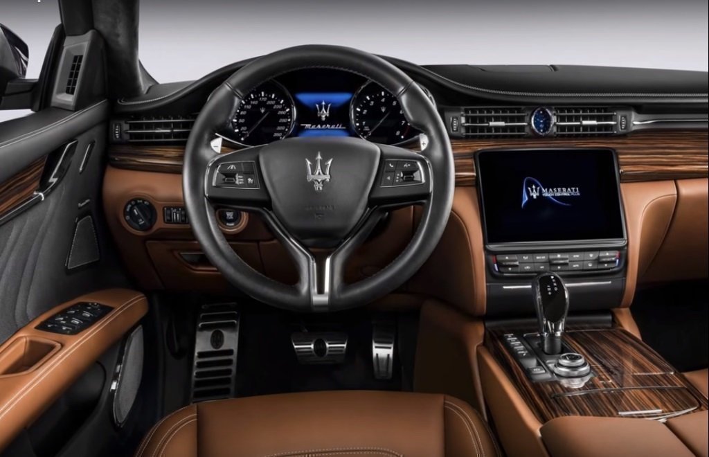 Maserati Quattroporte - руль, место водителя