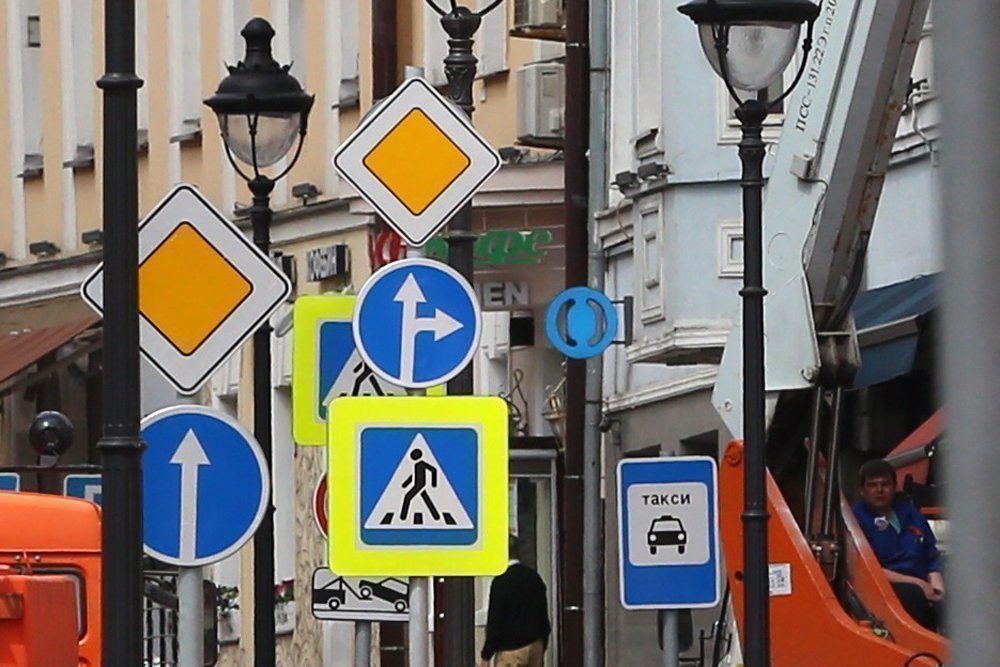 Дорожные знаки петербурга. Дорожные знаки на улице. Дорожный знак город. Дорожные знаки на улицах города. Дорожные знаки в Европе.