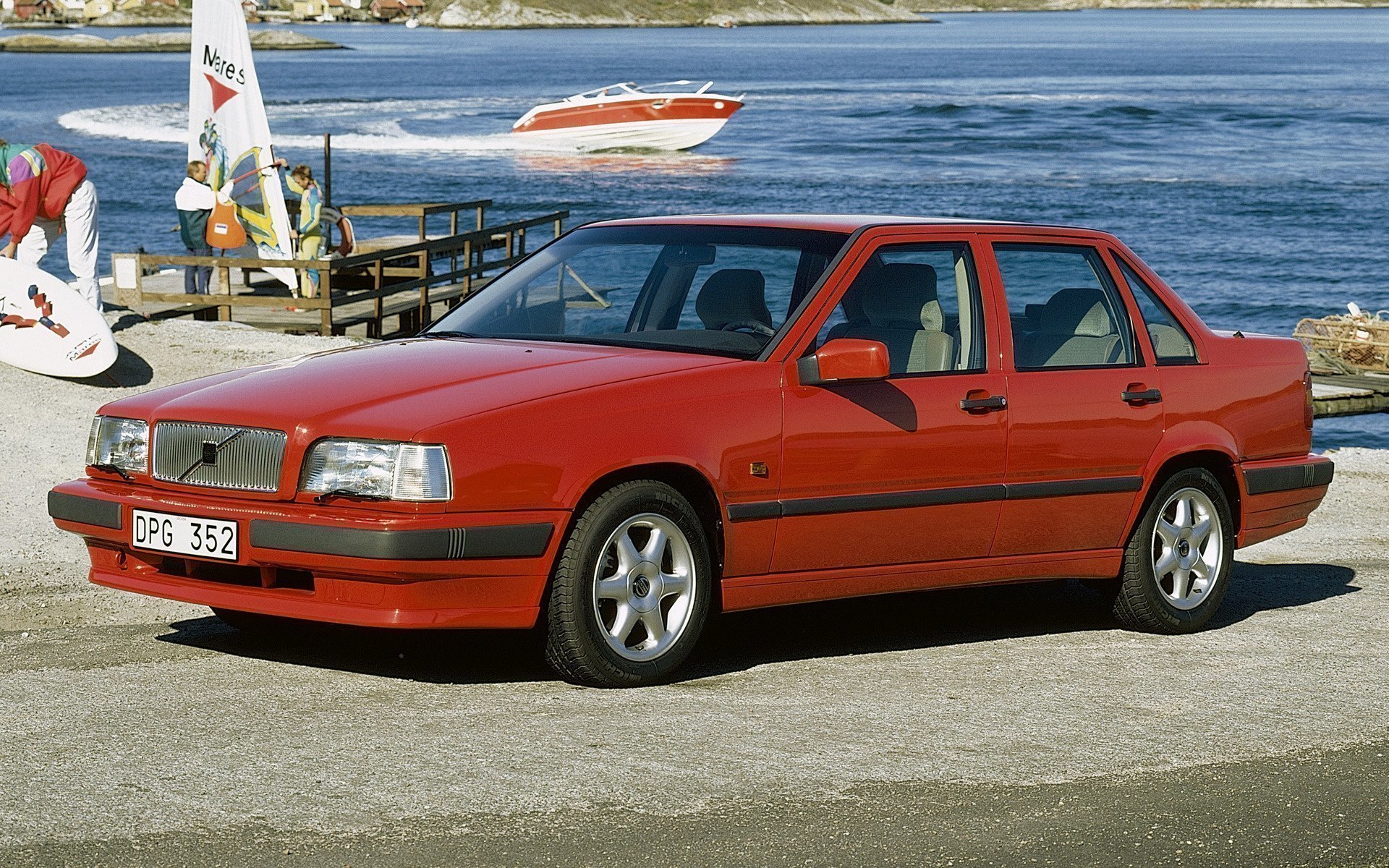 Красный Volvo