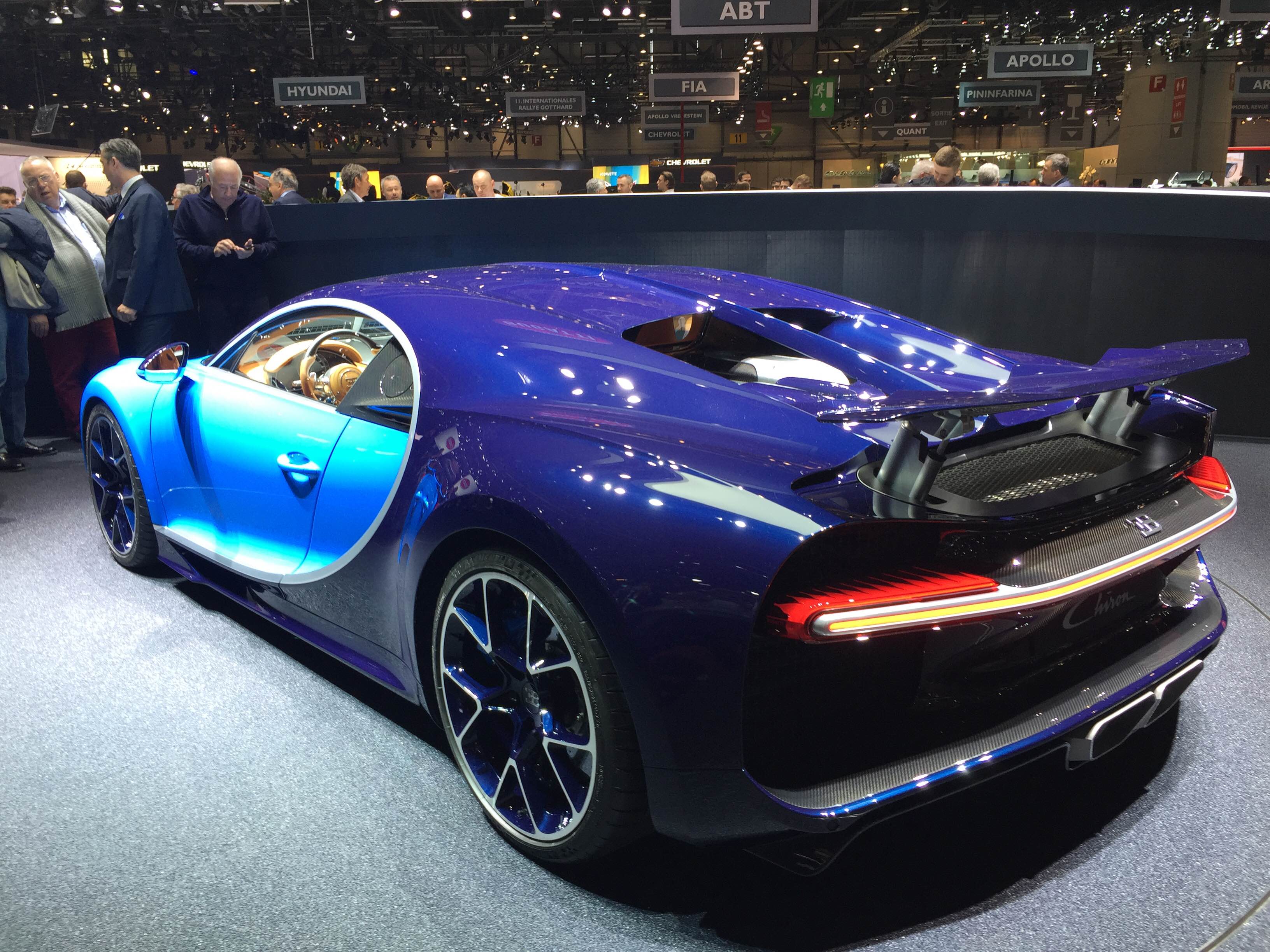 Bugatti chiron в рублях