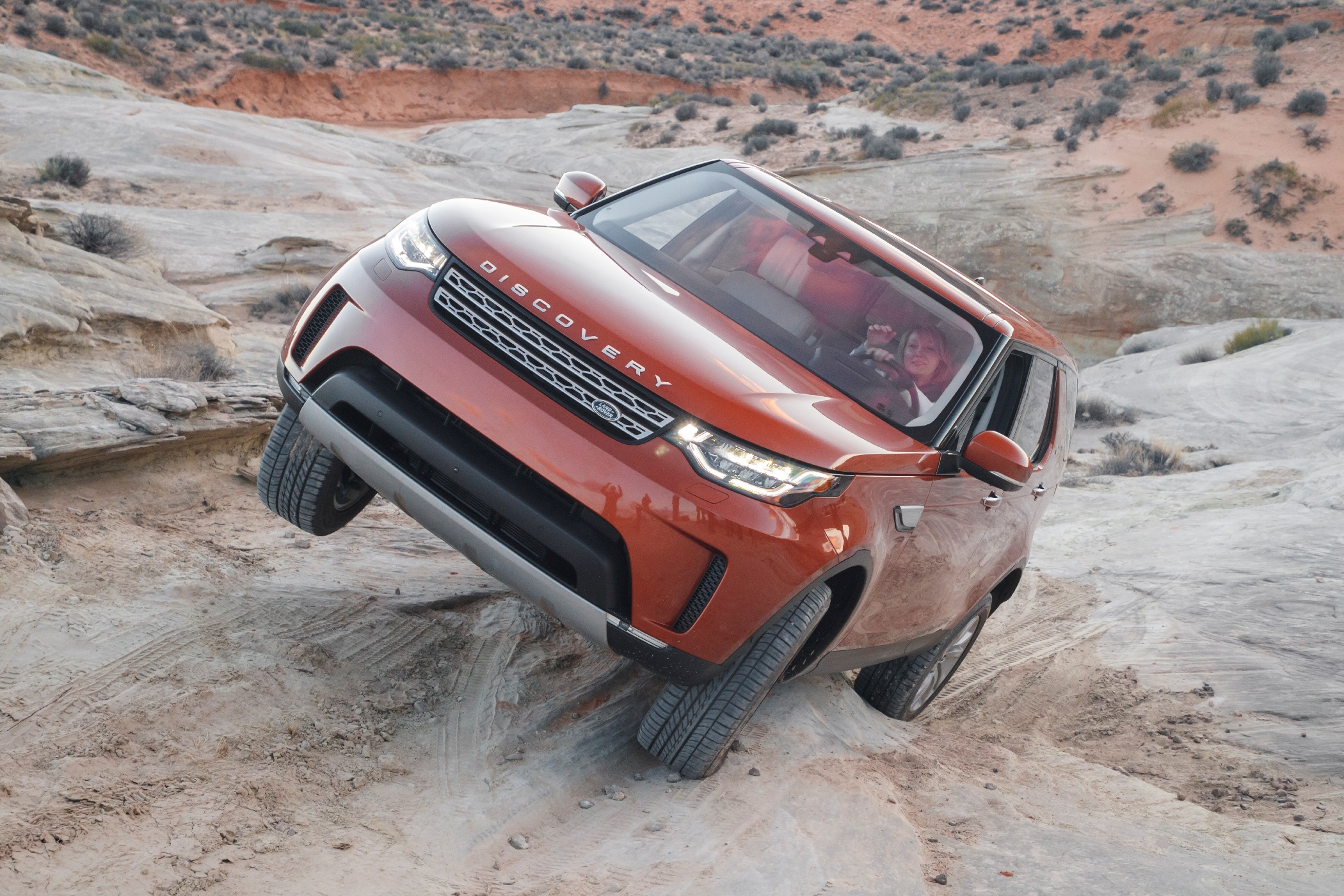 Дискавери 5. Клиренс ленд Ровер Дискавери 5. Дискавери 5 красный. Land Rover Discovery клиренс.