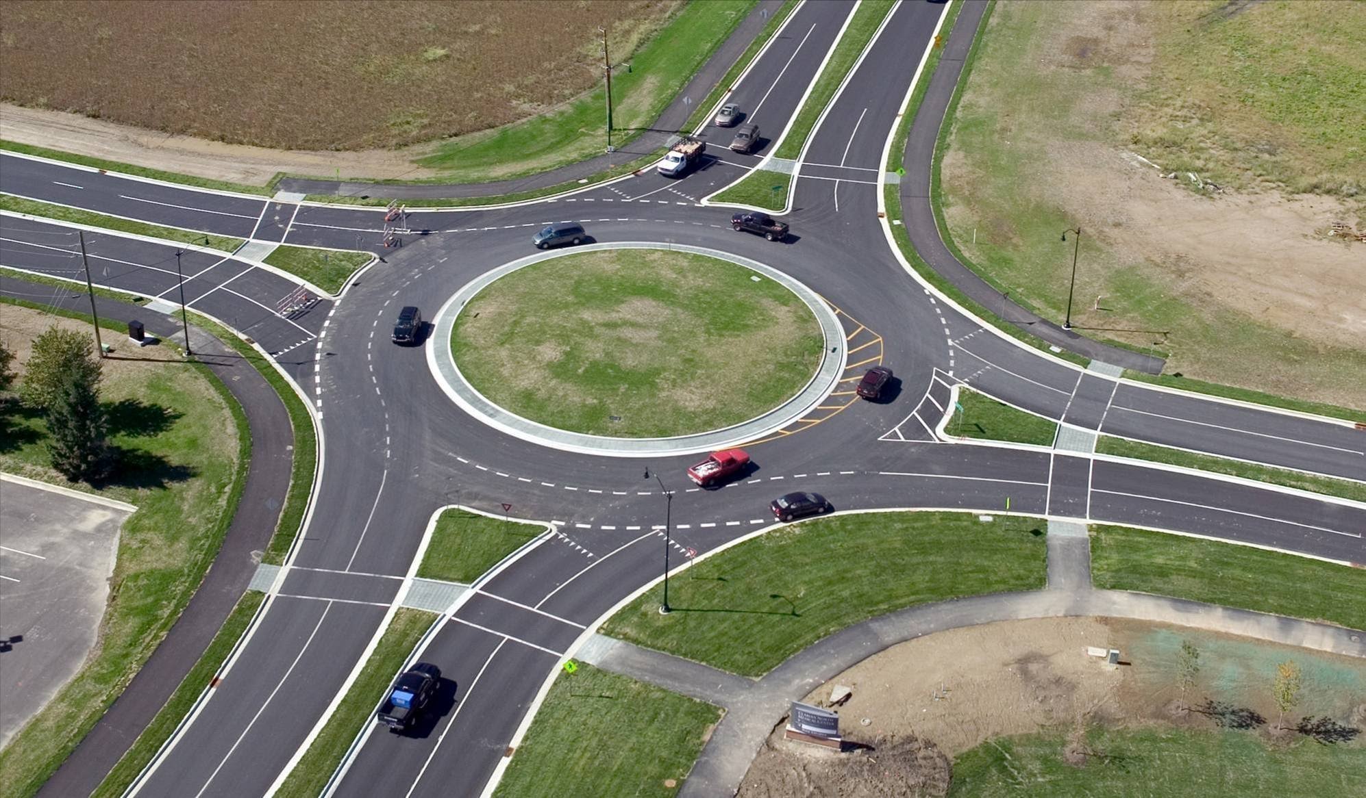 Пересеченная дорога. Турбокольцевые перекрестки Зеленоград. Roundabout кольцевой перекрёсток. Многополосный круговой перекресток. Круговое движение Питер.